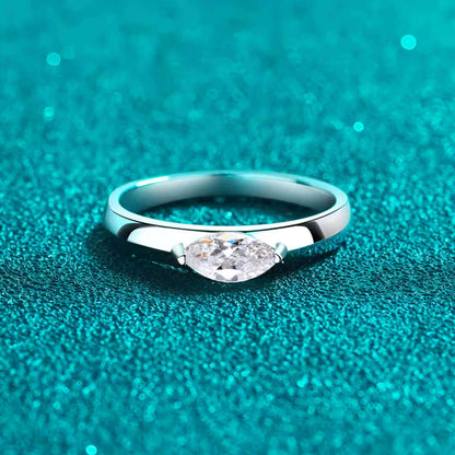 Bague solitaire en or blanc et diamant synthétique vue de face.