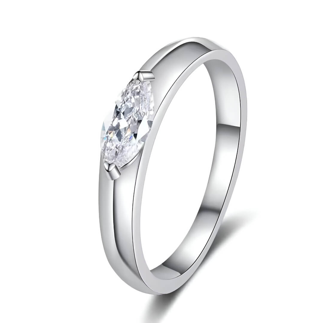 Bague solitaire en or blanc et diamant synthétique sur fond blanc.