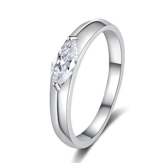 Bague solitaire en or blanc et diamant synthétique sur fond blanc.