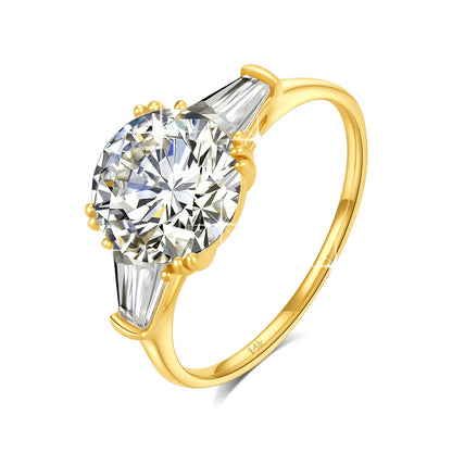 Bague solitaire serti triple griffes en or jaune et diamants naturels & diamant synthétique variante 3 carats debout.