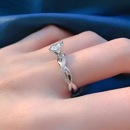 Bague solitaire en or blanc et diamant naturel portée au doigt d'une femme.