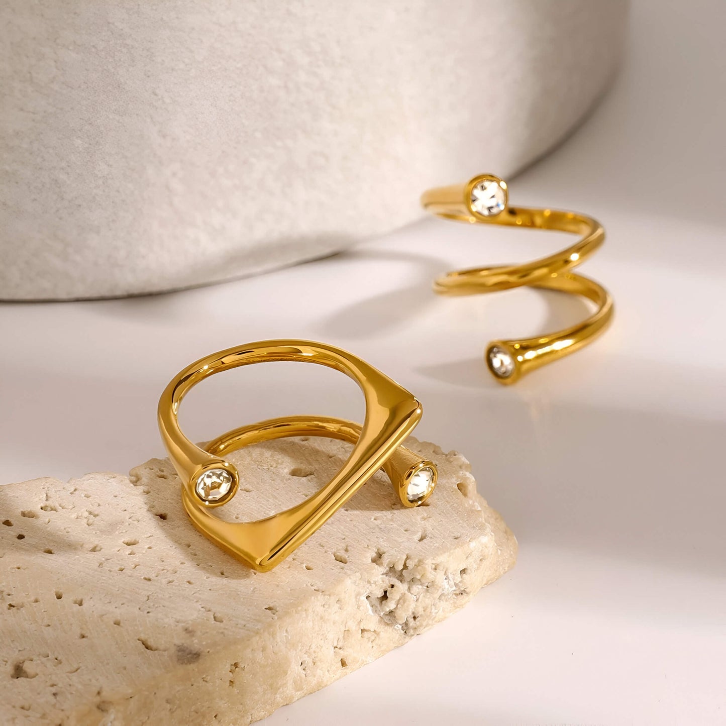Variante semi-tourbillon vue de proche et variante tourbillon vue de la bague atypique Thalissa en acier plaqué or jaune 14K et cristal serti clos.