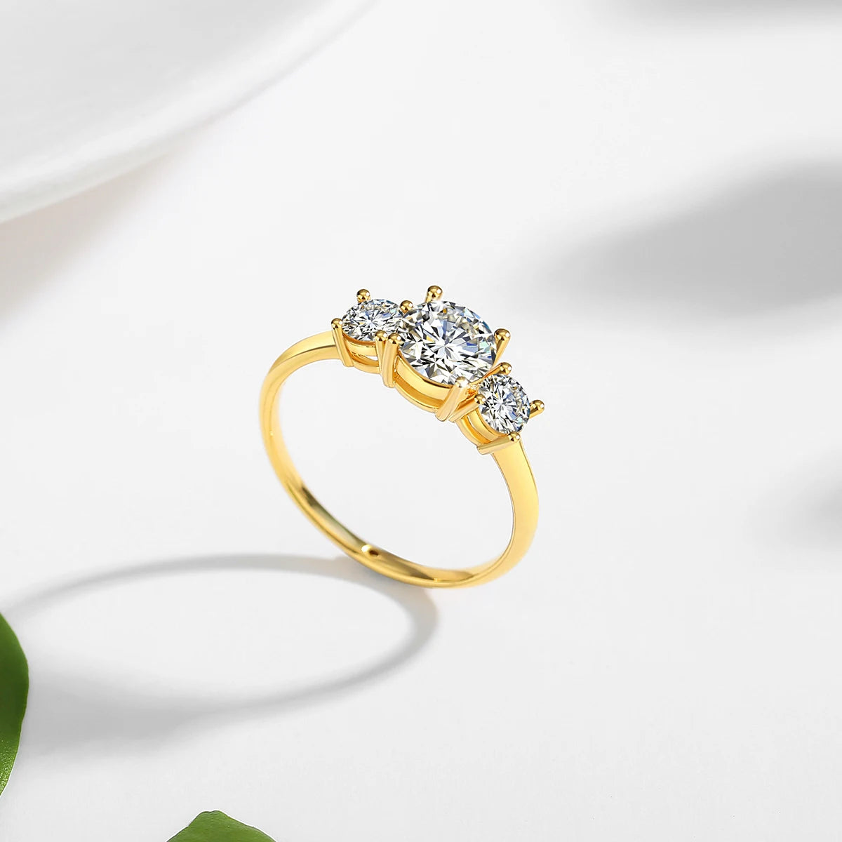 Bague trilogie diamants étincelants sertis griffes Elena en or jaune 18K debout.