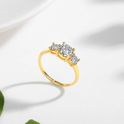 Bague trilogie diamants étincelants sertis griffes Elena en or jaune 18K debout.