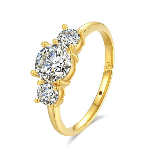 Bague trilogie diamants sertis griffes Elena en or jaune 18K sur fond blanc.