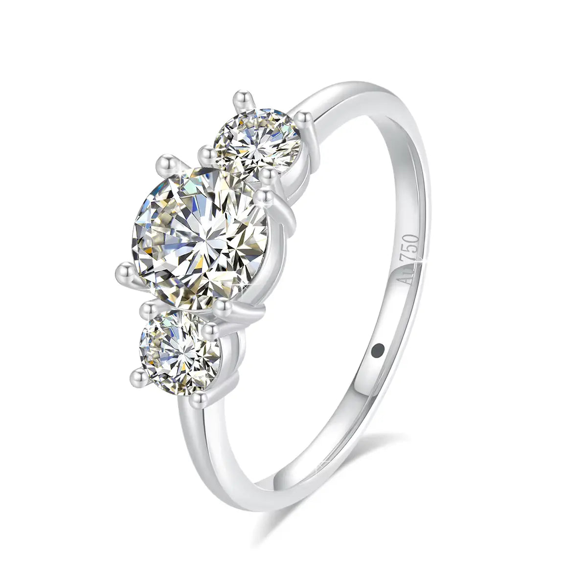 Bague trilogie en or jaune et diamants synthétiques sur fond blanc.