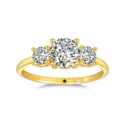 Bague trilogie en or jaune et diamants synthétiques sur fond blanc.