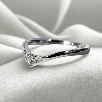 Bague trilogie Etherea en argent 925 plaqué or blanc et diamants scintillants vue de côté.