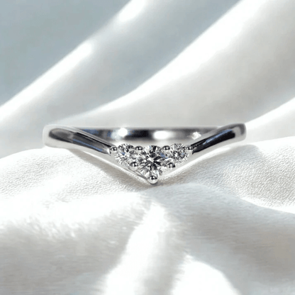 Bague trilogie Etherea en argent sterling 925 plaqué or blanc et diamants vue de face.