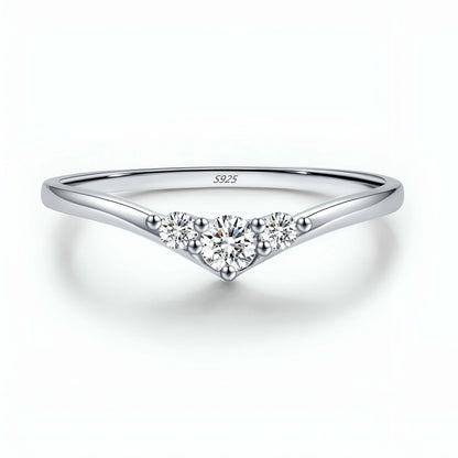 Bague trilogie Etherea en argent 925 plaqué or blanc et diamants sur fond blanc.
