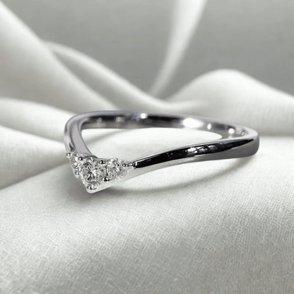 Bague de fiançailles trilogie en or blanc et diamants synthétiques vue de côté.