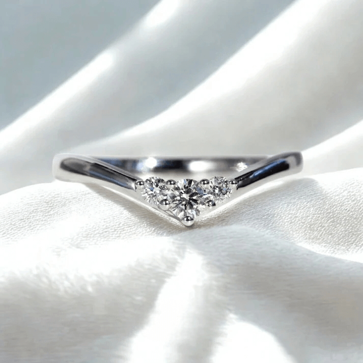 Bague de fiançailles trilogie en or blanc et diamants synthétiques vue de face.