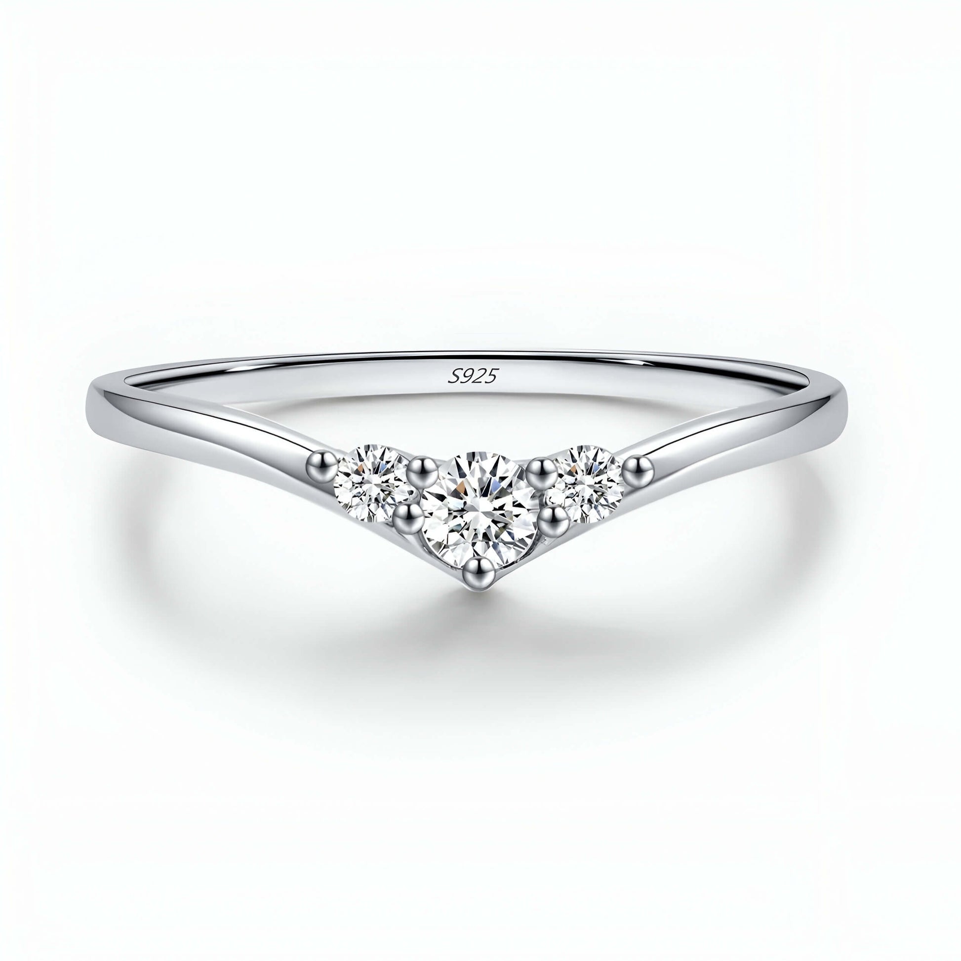 Bague de fiançailles trilogie en or blanc et diamants synthétiques sur fond blanc.