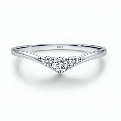 Bague de fiançailles trilogie en or blanc et diamants synthétiques sur fond blanc.