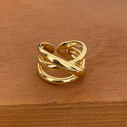 Bague triple croisement ajustable en argent sterling 925 plaqué or jaune vue de face.
