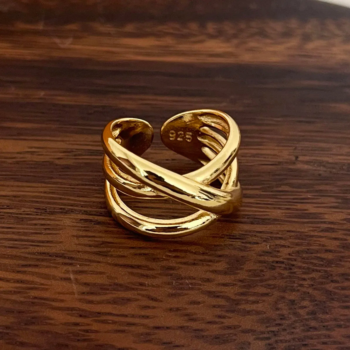 Bague triple croisement ajustable en argent 925 plaqué or jaune lumineux à plat.