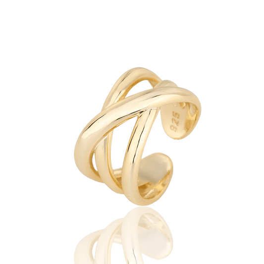 Bague triple croisement ajustable en argent 925 plaqué or jaune sur fond blanc.