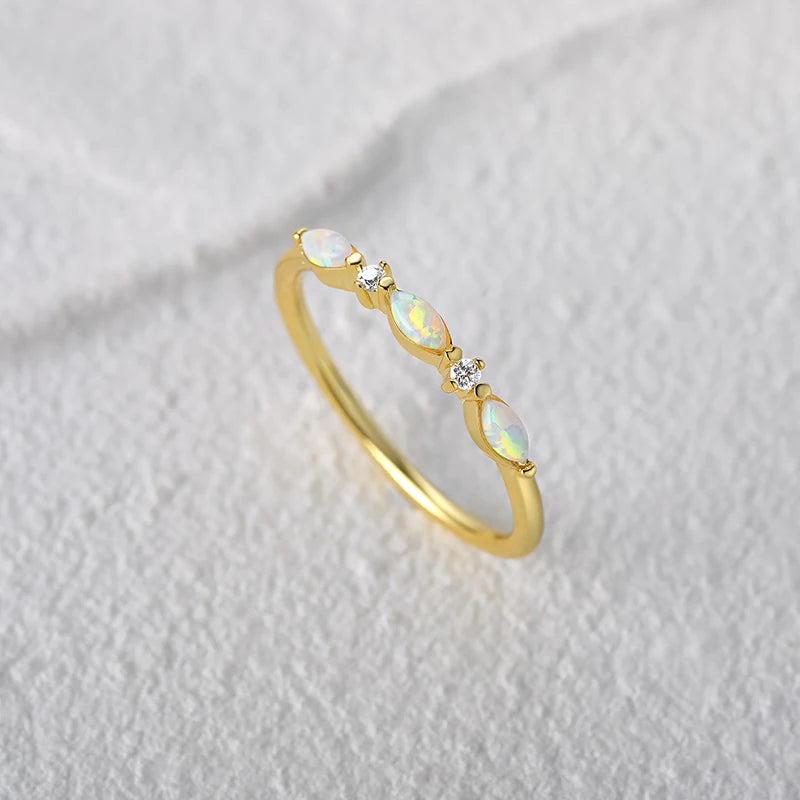 Bague triple opale fine Aurantis en argent 925 plaqué or jaune et diamants scintillants vue du dessus.