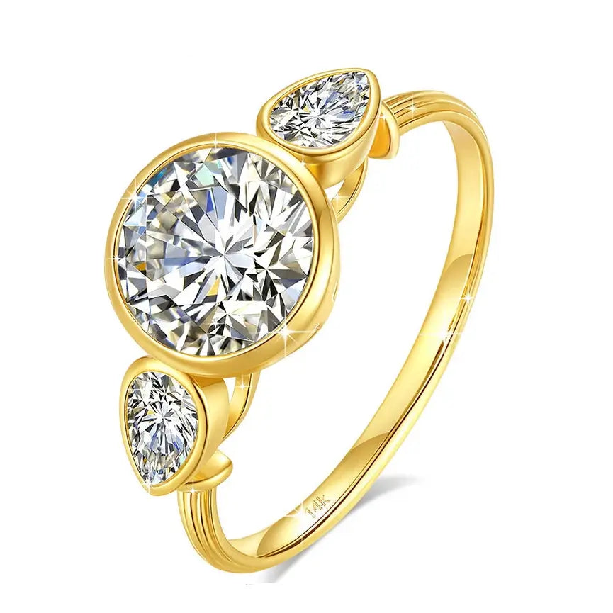 Bague triple pierre en or jaune et diamants synthétiques debout.