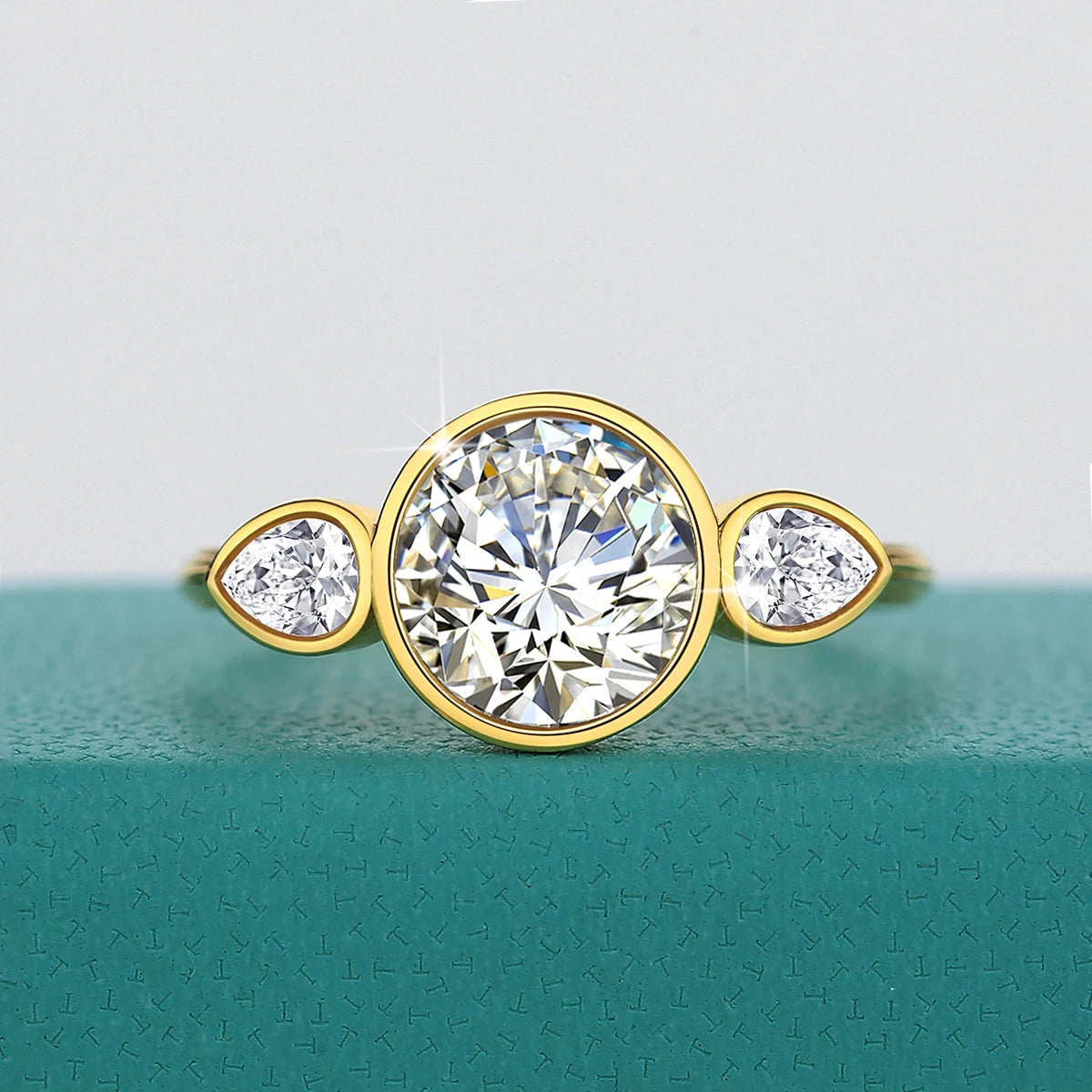 Bague triple pierre en or jaune et diamants synthétiques vue de face.