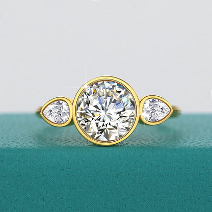 Bague triple pierre en or jaune et diamants synthétiques vue de face.