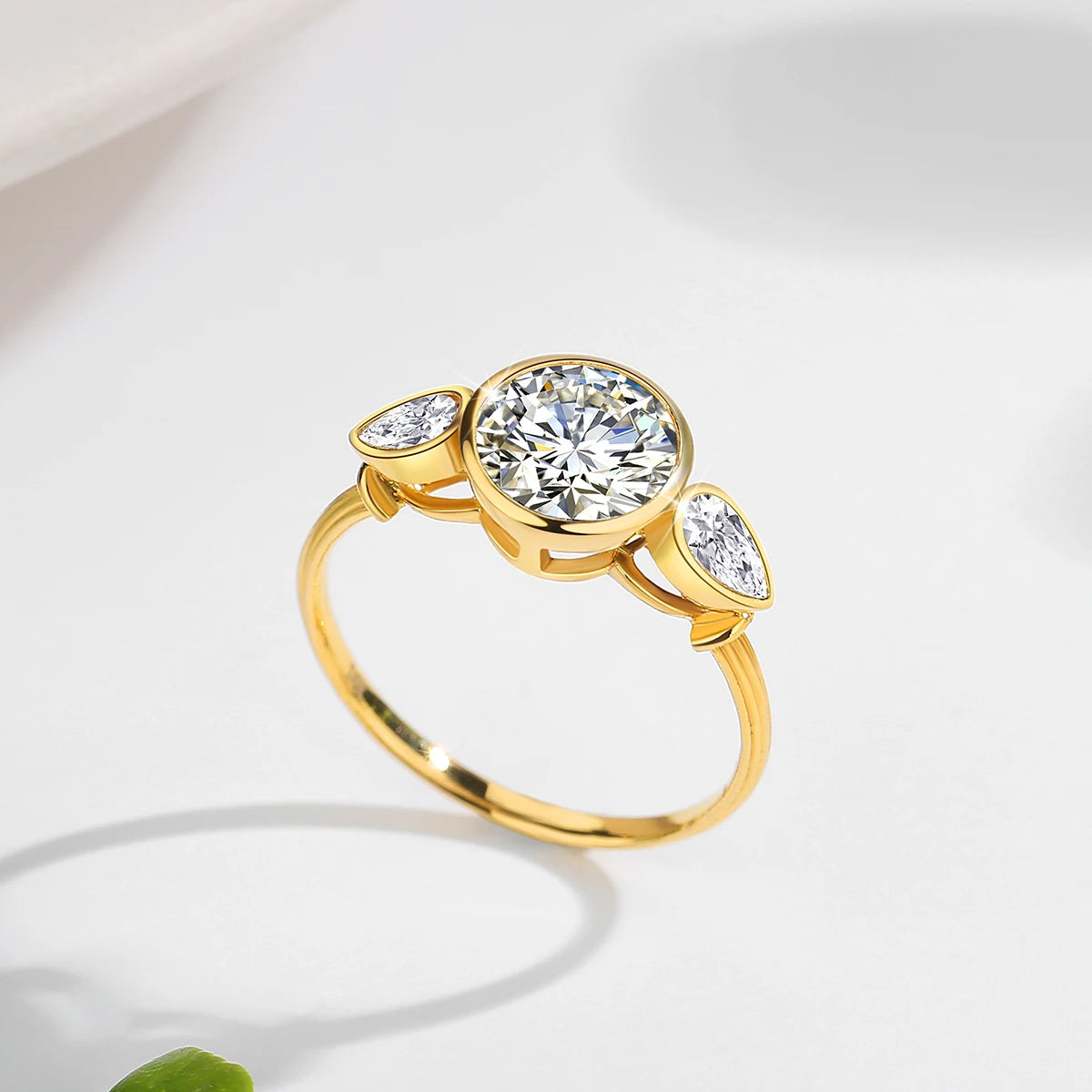 Bague triple pierre en or jaune et diamants synthétiques vue de front.