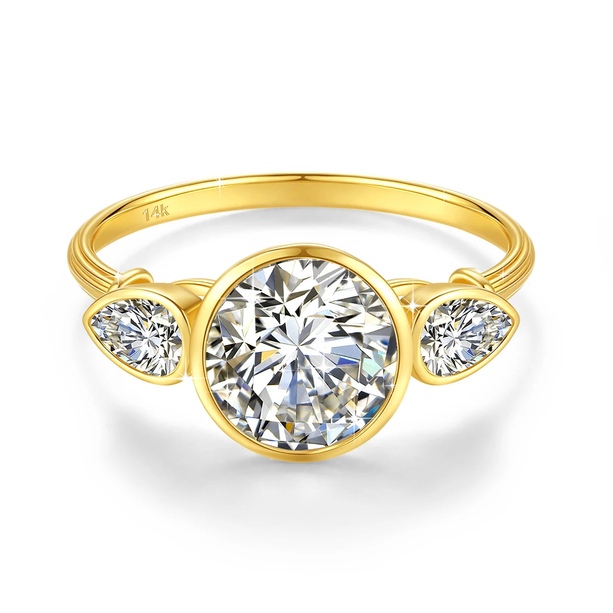 Bague triple pierre en or jaune et diamants synthétiques sur fond blanc.