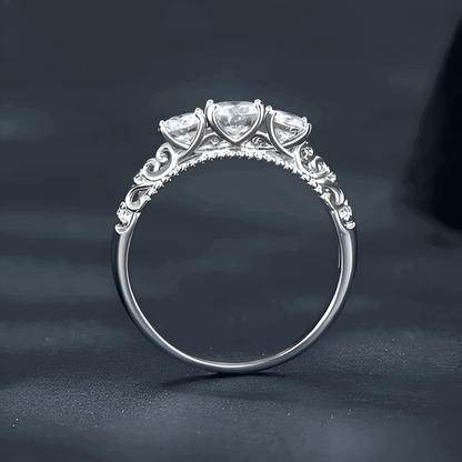 Bague trois diamants sertis treillis Kamilah en argent 925 plaqué platine raffiné vue latérale.