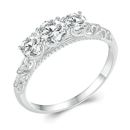 Bague trois diamants sertis treillis Kamilah en argent 925 plaqué platine sur fond blanc.