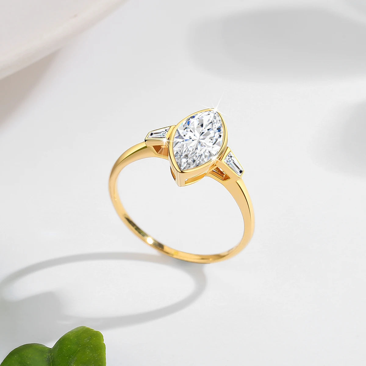Bague trois pierres Lauretta en or jaune 14K lumineux et diamant marquis 2CT vue de côté.