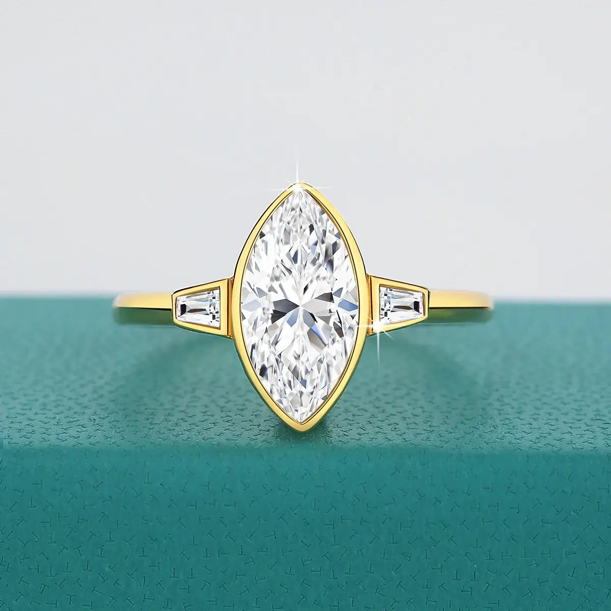 Bague trois pierres Lauretta en or jaune 14K et diamant marquis 2CT vue de face.