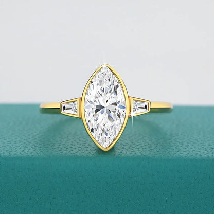 Bague trois pierres Lauretta en or jaune 14K et diamant marquis 2CT vue de face.