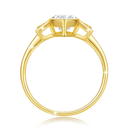 Bague trois pierres Lauretta en or jaune 14K raffiné et diamant marquis 2CT vue latérale.