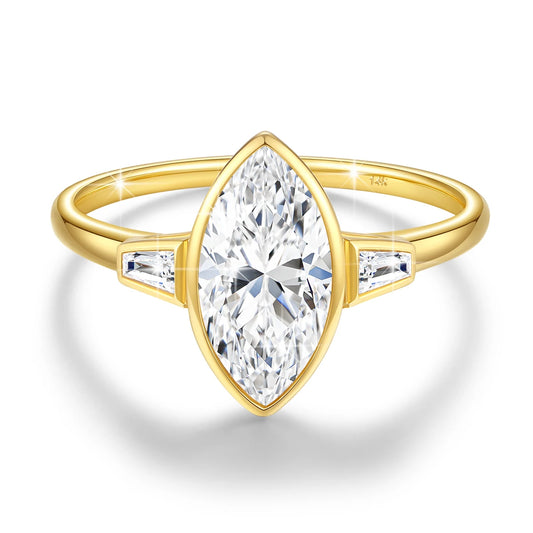 Bague trois pierres Lauretta en or jaune 14K et diamant marquis 2CT sur fond blanc.