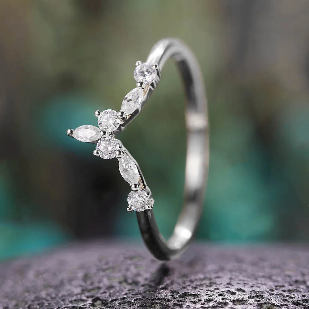 Bague V sept pierres en acier inoxydable plaqué or blanc discret et diamants debout.