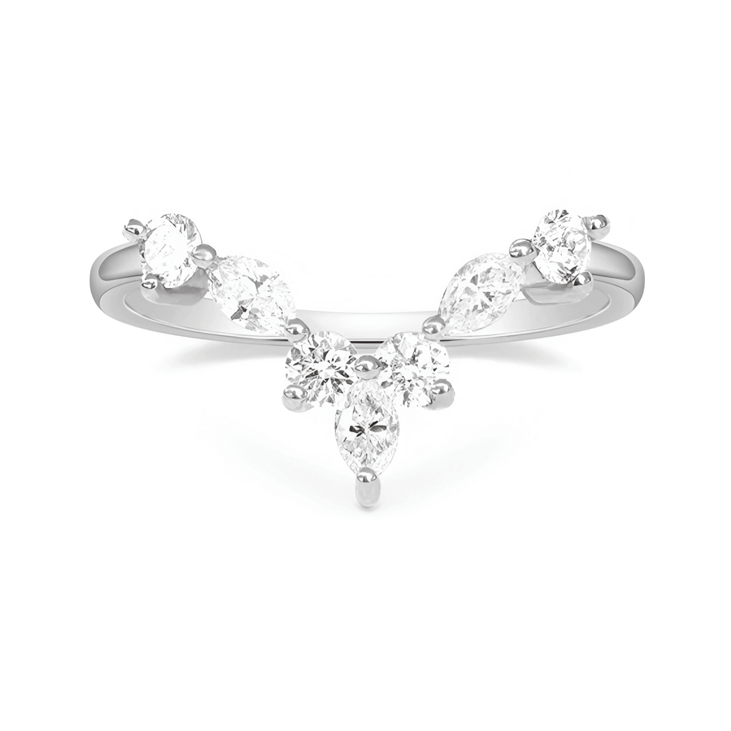 Bague V sept pierres en acier inoxydable plaqué or blanc et diamants sur fond blanc.