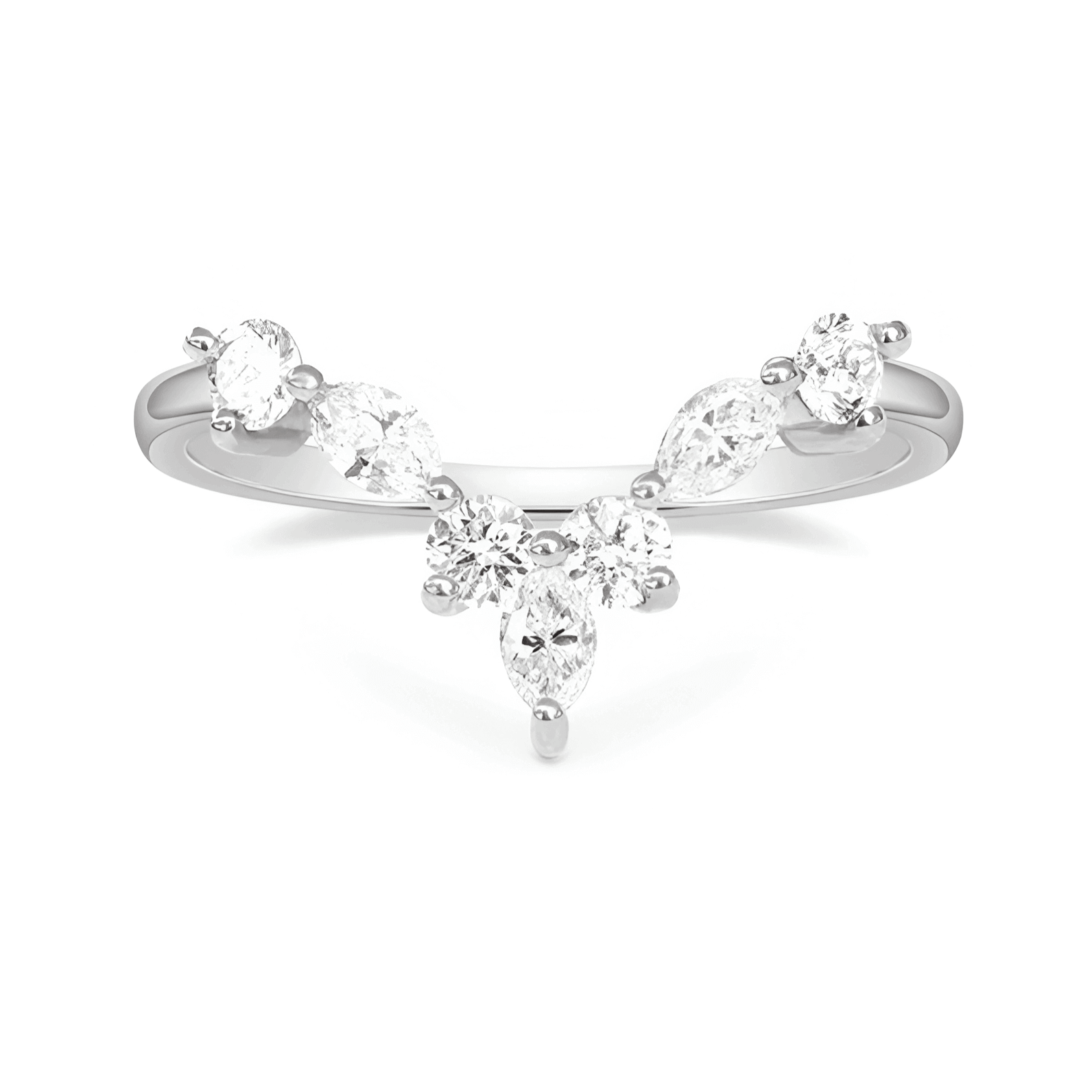 Bague V sept pierres en acier inoxydable plaqué or blanc et diamants sur fond blanc.