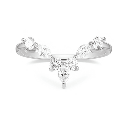 Bague V sept pierres en acier inoxydable plaqué or blanc et diamants sur fond blanc.