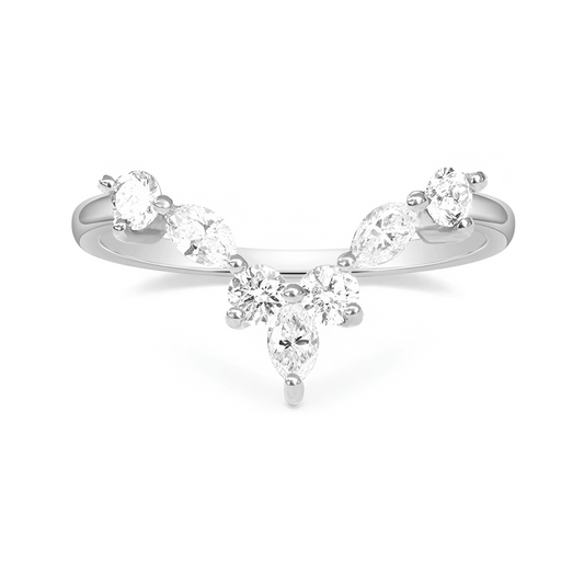 Bague V sept pierres en acier inoxydable plaqué or blanc et diamants sur fond blanc.