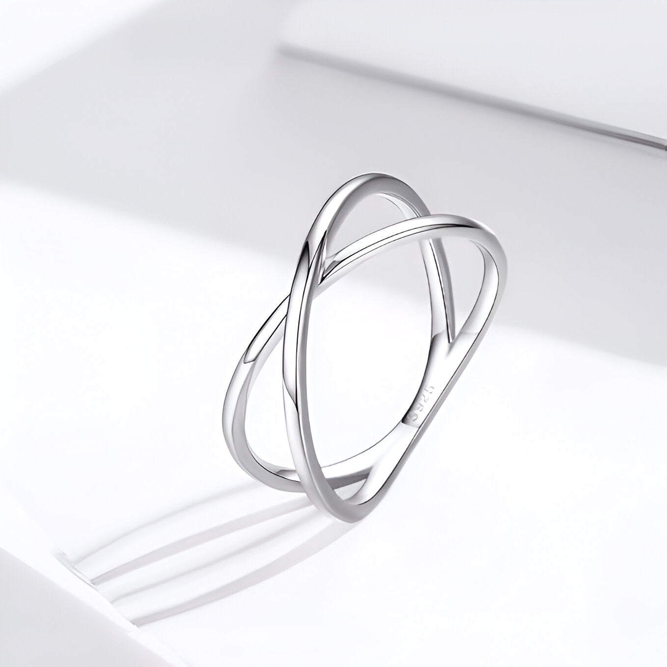Bague X en argent 925 plaqué or blanc discret debout.