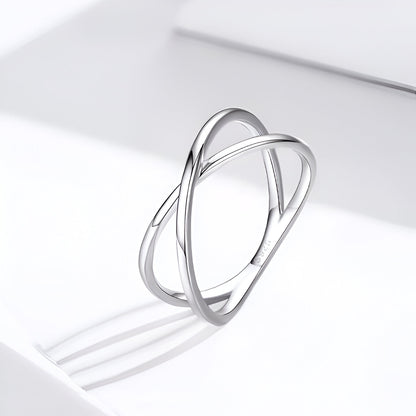 Bague X en argent 925 plaqué or blanc discret debout.