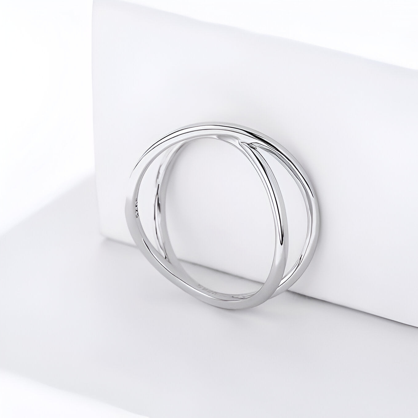 Bague X en argent sterling 925 plaqué or blanc vue latérale.