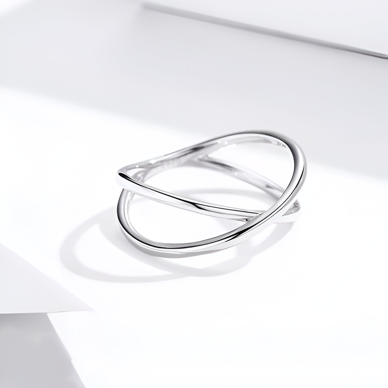 Bague X en argent 925 plaqué or blanc délicat à plat.