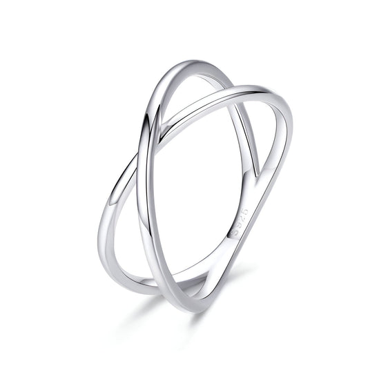 Bague X en argent 925 plaqué or blanc sur fond blanc.