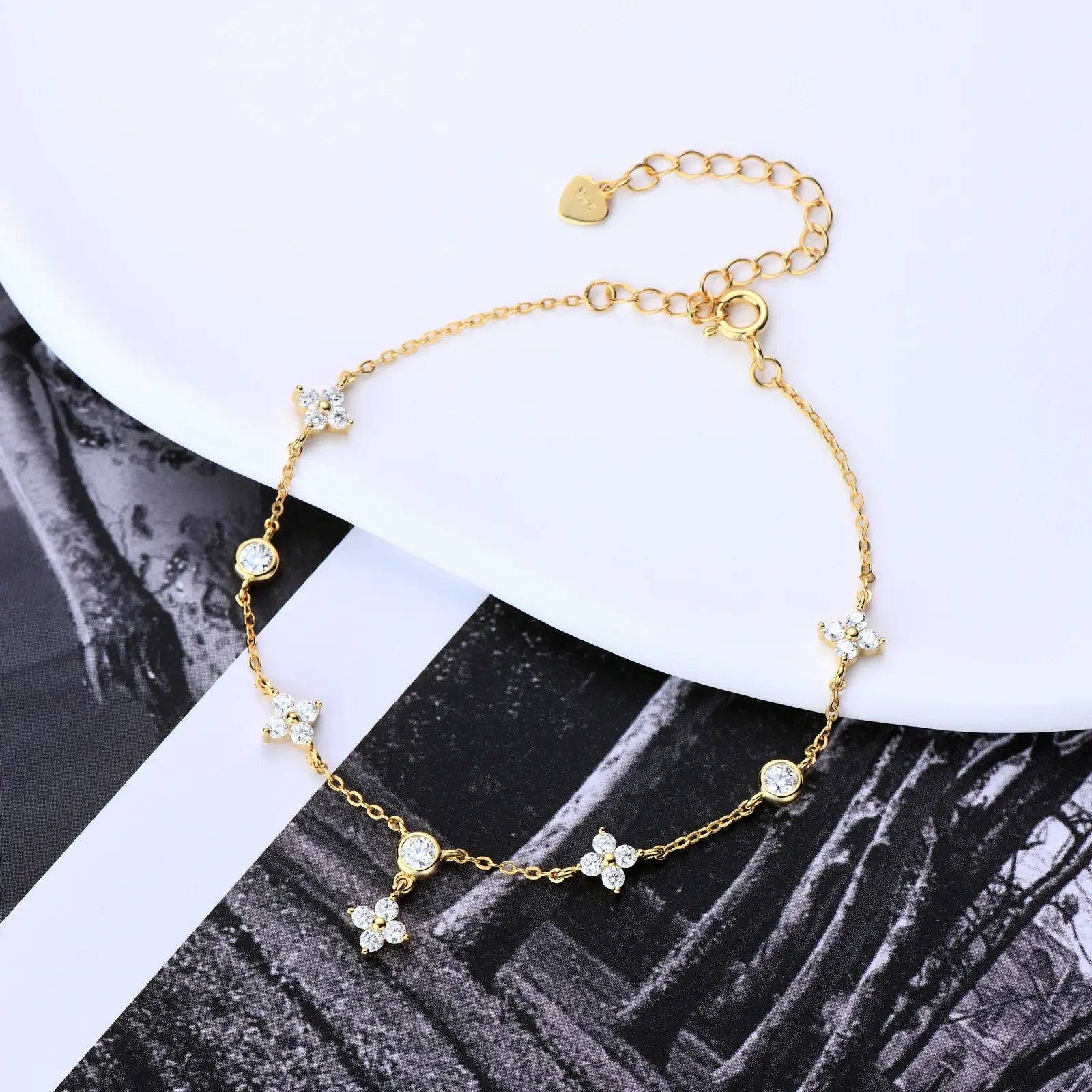 Bracelet breloque fleur en argent 925 plaqué or jaune et diamants à plat.