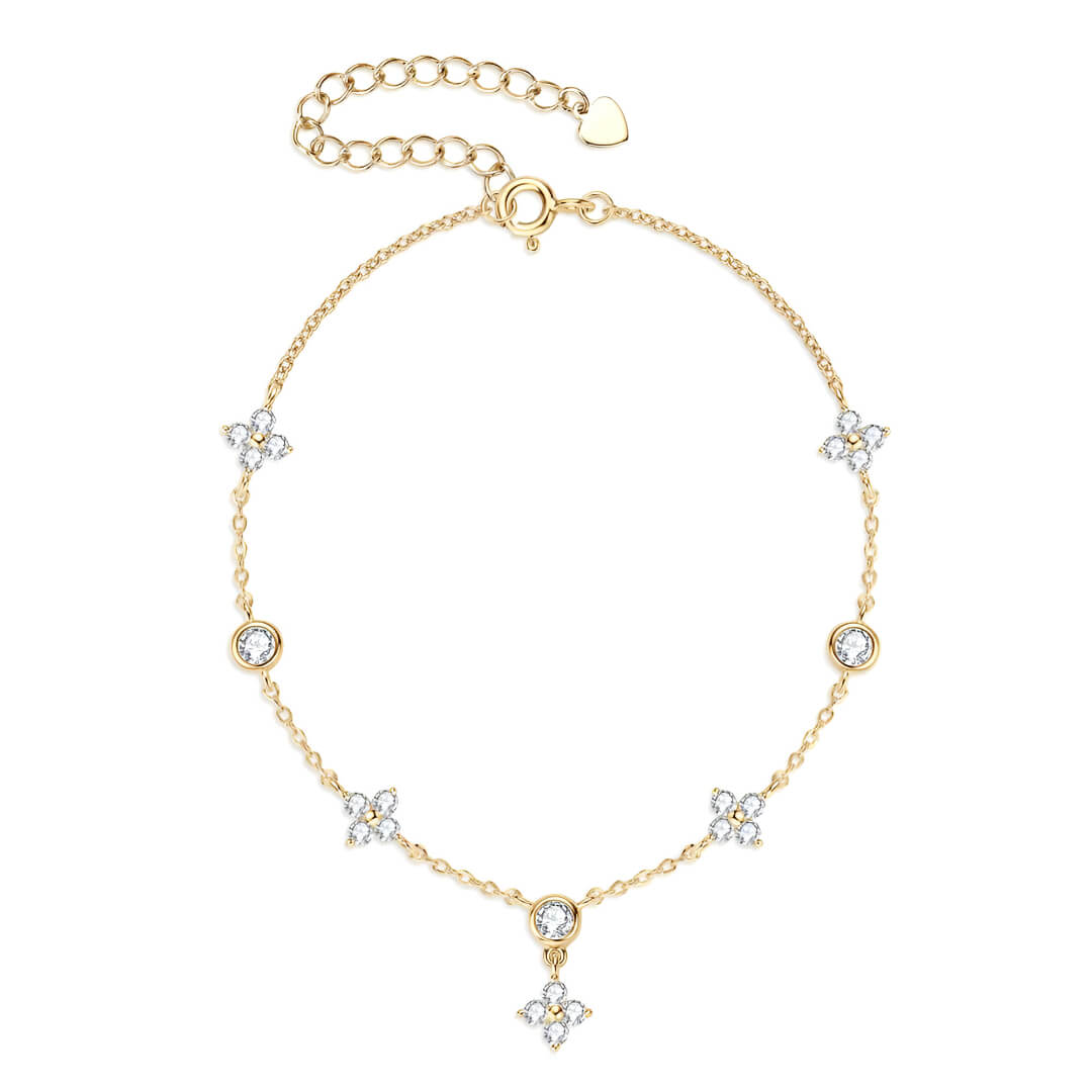 Bracelet breloque fleur en argent 925 plaqué or jaune et diamants sur fond blanc.