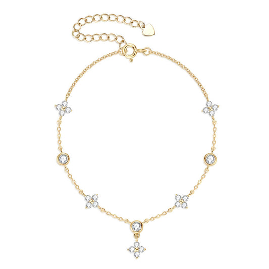 Bracelet breloque fleur en argent 925 plaqué or jaune et diamants sur fond blanc.