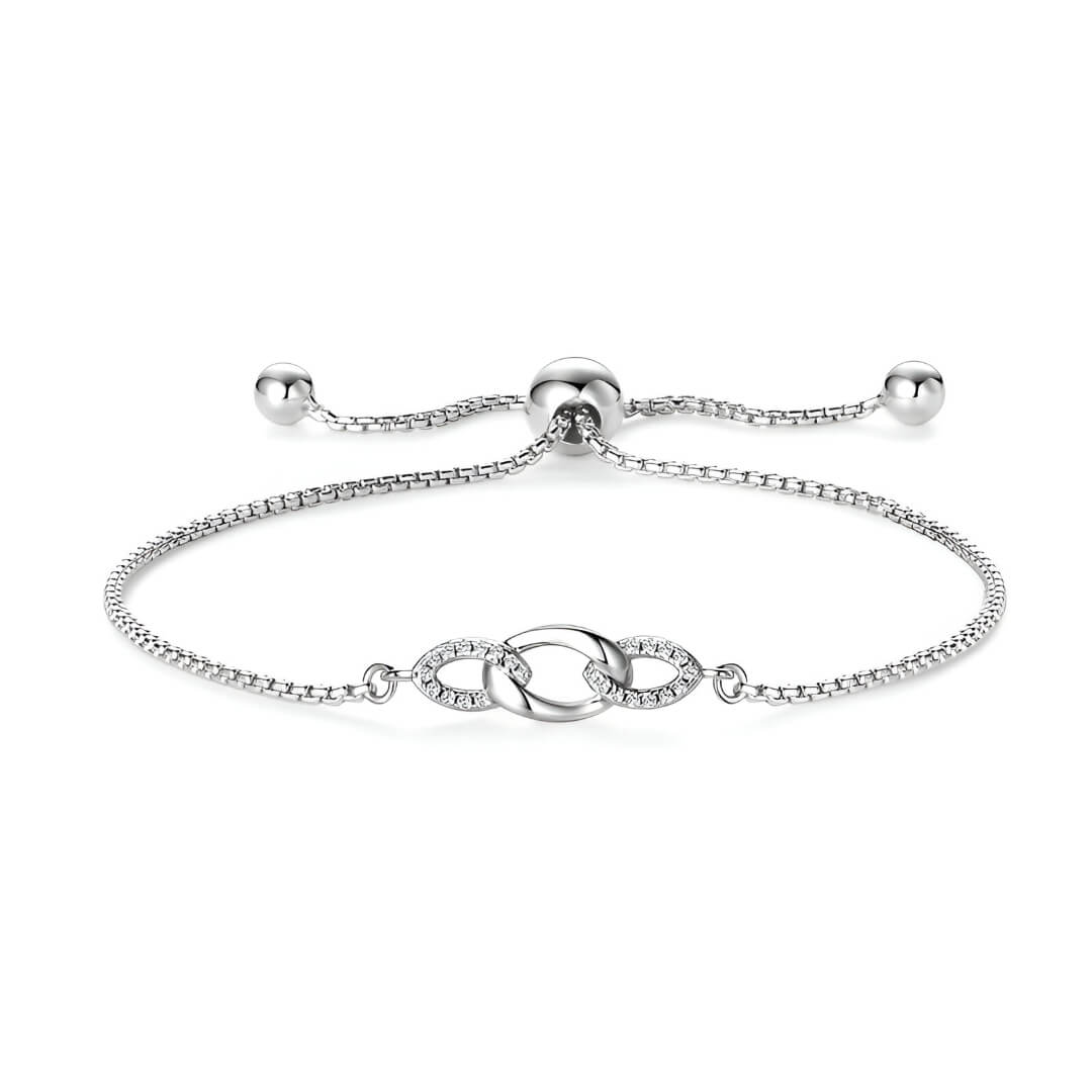 Bracelet chaîne ajustable nœud en argent 925 plaqué or blanc avec moissanites et perle synthétique amovible sur fond blanc.