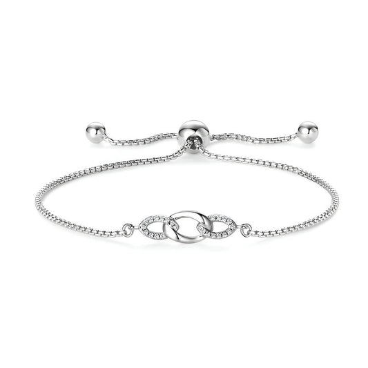 Bracelet chaîne ajustable nœud en argent 925 plaqué or blanc avec moissanites et perle synthétique amovible sur fond blanc.