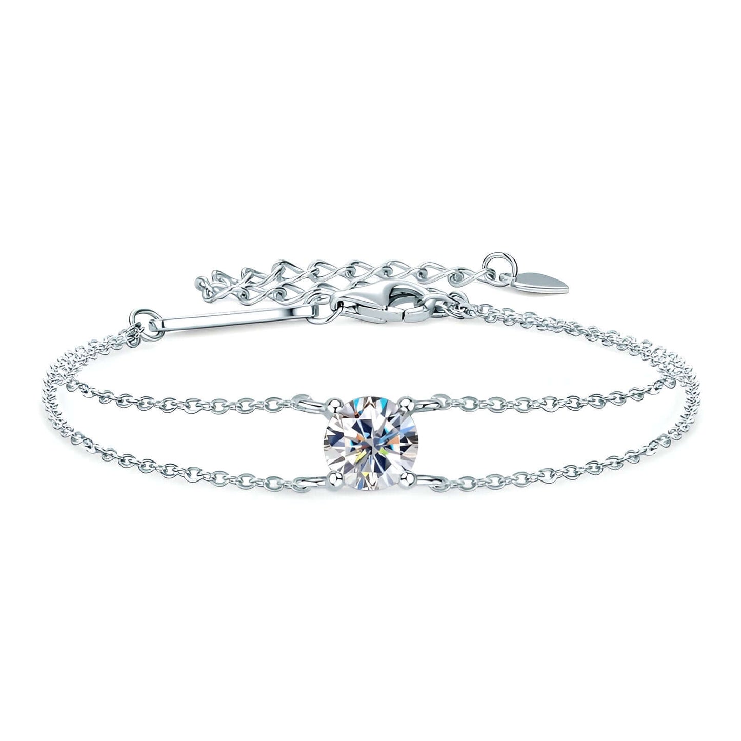 Bracelet chaîne double argentée en argent 925 plaqué or blanc et moissanite solitaire sur fond blanc.